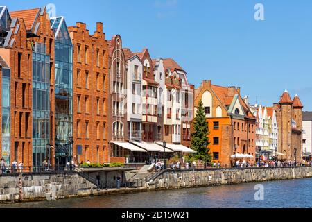 Danzig, Pommern / Polen - 2020/07/14: Historische Hanseatische Mietshäuser am Ufer des Flusses Motlawa in der Altstadt