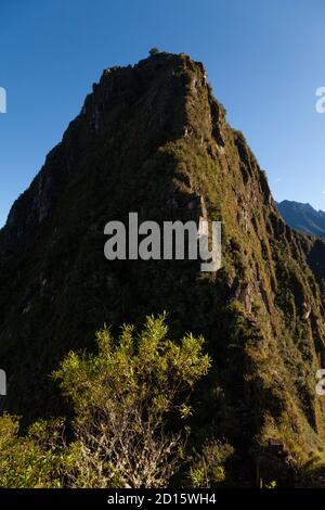 Machu Picchu, Peru - 6. April 2014: Der heilige Berg Huayna Picchu, in der Nähe des Machu Picchu, Peru. Stockfoto