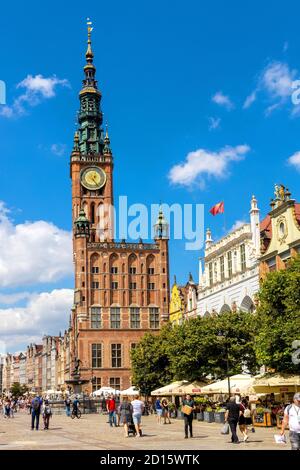 Danzig, Pommern / Polen - 2020/07/14: Rathaus der Gotik und Renaissance - Ratusz Glownego Miasta - am langen Markt Dlugi Rynek Hauptboulevar Stockfoto