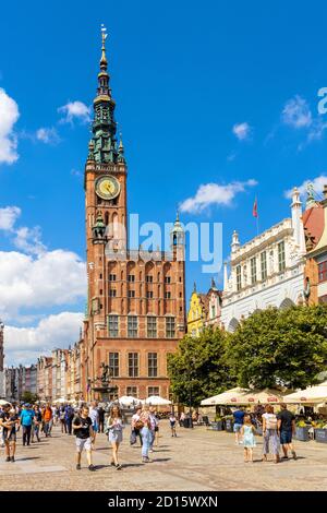 Danzig, Pommern / Polen - 2020/07/14: Rathaus der Gotik und Renaissance - Ratusz Glownego Miasta - am langen Markt Dlugi Rynek Hauptboulevar Stockfoto