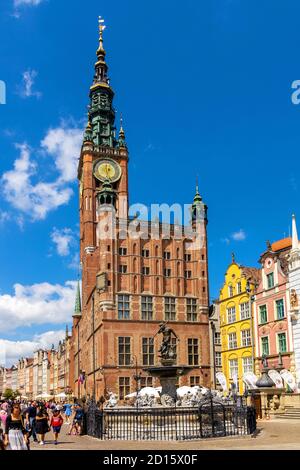 Danzig, Pommern / Polen - 2020/07/14: Neptunbrunnen - Fontanna Neptuna - vor dem alten Rathaus am langen Markt Dlugi Rynek in der Altstadt Stockfoto