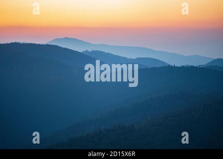 Frankreich, Territoire de Belfort, Giromagny, Ballon d'Alsace (1247m), Blick auf den Grand Ballon (1423m), den höchsten Punkt der Vogesen-Berge Stockfoto