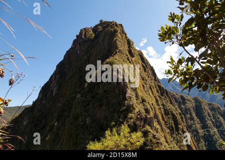 Machu Picchu, Peru - 6. April 2014: Der heilige Berg Huayna Picchu, in der Nähe des Machu Picchu, Peru. Stockfoto