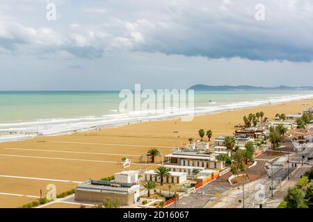 Luftaufnahme des Strandes von Rimini, Italien, im Winter, mit dem fast menschenleeren Strand und Wolken am Himmel Stockfoto