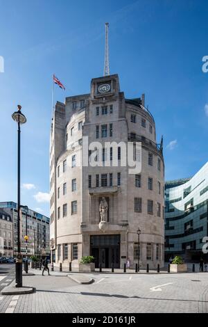 Axiale vertikale Ansicht mit Blick nach Norden ist ein Abschnitt der MJP-Erweiterung auf der rechten Seite des Rahmens sichtbar. Sonne ist auf westlicher Höhe. Broadcasting House, Lo Stockfoto