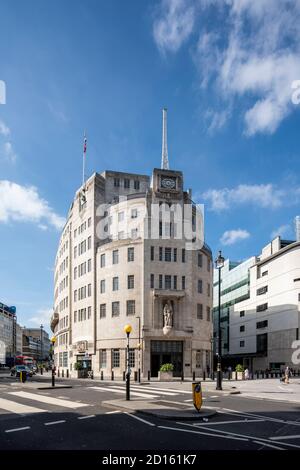 Nahe axialer vertikaler Ansicht nach Nordwesten, MJP-Erweiterung befindet sich auf der rechten Seite des Rahmens. Sonne ist auf westlicher Höhe. Broadcasting House, London, Unite Stockfoto