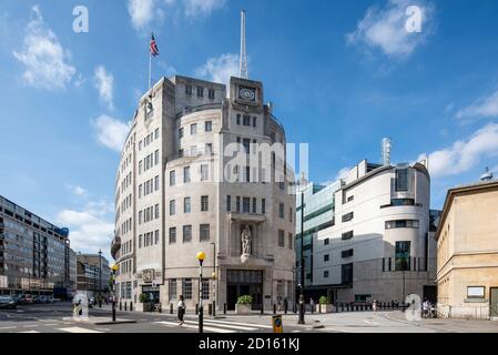 In der Nähe von axialer horizontaler Ansicht nach Nordwesten befindet sich die Erweiterung MJP auf der rechten Seite des Rahmens. Sonne ist auf westlicher Höhe. Broadcasting House, London, Uni Stockfoto