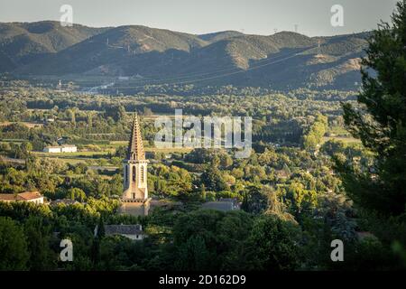 Frankreich, Vaucluse, regionales Naturschutzgebiet von Luberon, Cadenet, die Kirche Saint-Étienne aus dem 12. Und 16. Jahrhundert und das Tal des Duranc Stockfoto