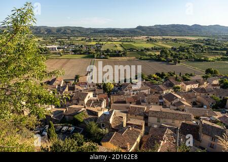 Frankreich, Vaucluse, regionales Naturschutzgebiet von Luberon, Cadenet, das Dorf und das Tal der Durance vom belvedere des Schlosses Stockfoto