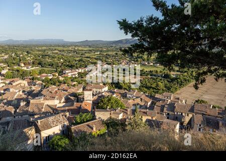 Frankreich, Vaucluse, regionales Naturschutzgebiet von Luberon, Cadenet, das Dorf und das Tal der Durance vom belvedere des Schlosses Stockfoto