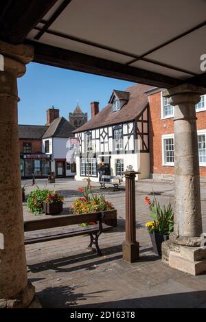 Royal Wootton Bassett, Wiltshire, England, Großbritannien. 2020. Blick Richtung Süden entlang der High Street vom Rathaus in Royal Wootton Bassett. Stockfoto