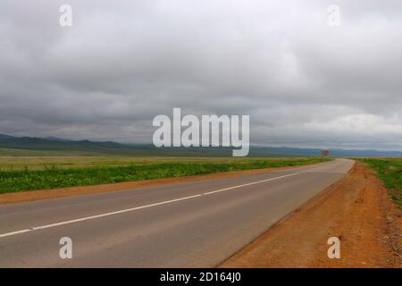 Asphaltstraße in der mongolischen Steppe Mongolei Stockfoto