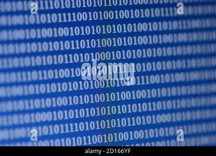 Binäre Ziffern, die auf einem Computerbildschirm angezeigt werden. Das Muster von 0s und 1s verschlüsselt Informationen in Netzwerk- und Kommunikationssystemen. Stockfoto
