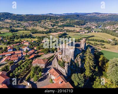 Frankreich, Haute Loire, Arsac en Velay, Chateau de Bouzols, Schloss Bouzols, Loire-Tal (Luftaufnahme) Stockfoto