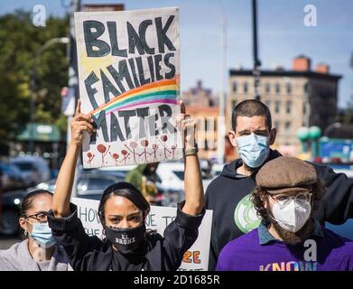 Bronx, Usa. Oktober 2020. Jeden Sonntag vor dem 40. Bezirk protestieren Bewohner des Mott Haven-Teils der Bronx gegen die widerrechtliche Verhaftung friedlicher Demonstranten am 4. Juni in der Bronx. Mott Haven Familien sagen, dass das Polizeiverhalten während des Protestes eine Verletzung der internationalen Menschenrechte war und sie sollten am 4. Oktober 2020 in Bronx, NY, zur Rechenschaft gezogen werden. (Foto: Steve Sanchez/Pacific Press/Sipa USA) Quelle: SIPA USA/Alamy Live News Stockfoto