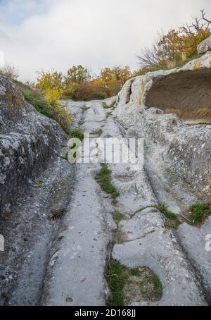 Die alte Straße in der alten Höhlenstadt von Eski-Kermen. Krim Stockfoto