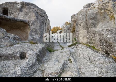 Die alte Straße in der alten Höhlenstadt von Eski-Kermen. Krim Stockfoto
