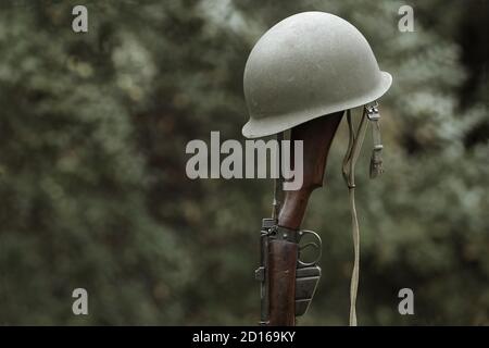 M1 Helm und Gewehr aus dem Ersten Weltkrieg Stockfoto