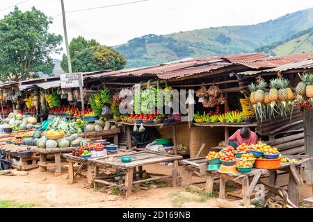 Uganda, Hügel Zentralafrikas, lokaler Obst- und Gemüsemarkt entlang der Straße in Richtung Lake Mburo Stockfoto