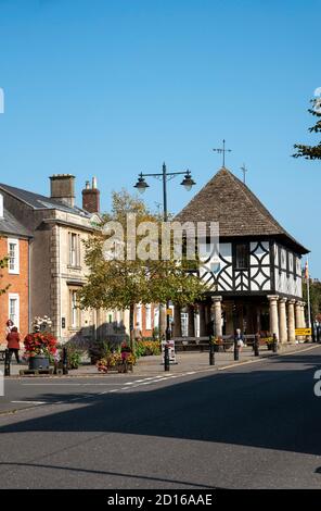Royal Wootton Bassett, Wiltshire, England, Großbritannien. 2020. Die historische Marktstadt Royal Wootton Bassett mit Rathaus aus dem 17. Jahrhundert. Stockfoto