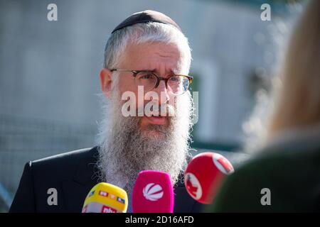 Hamburg, Deutschland. Oktober 2020. Shlomo Bistritzky, Staatsrabbiner von Hamburg, gibt ein Interview. Ein Mann in einem Tarnanzug hatte einen Schüler mit einem Spaten angegriffen. Der 29-Jährige soll eine Notiz mit einem Hakenkreuz auf sich getragen haben und scheint verwirrt. Die Polizei untersucht den Hintergrund des Verbrechens. Quelle: Jonas Walzberg/dpa/Alamy Live News Stockfoto
