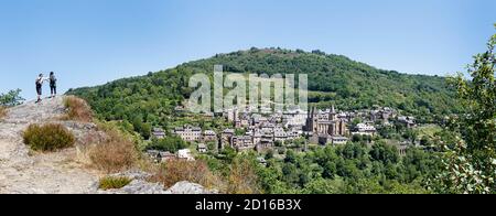 Frankreich, Aveyron, Conques en Rouergue, beschriftet Les Plus Beaux Villages de France (die schönsten Dörfer Frankreichs), Europäische Kulturroute Liste Stockfoto