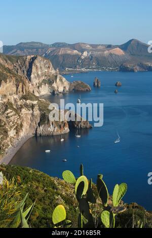 Italien, Sizilien, Äolische Inseln, Lipari, Panoramablick auf die Klippen, die Felsen der Insel Lipari und die Insel Vulcano von den Quattrocchi Stockfoto