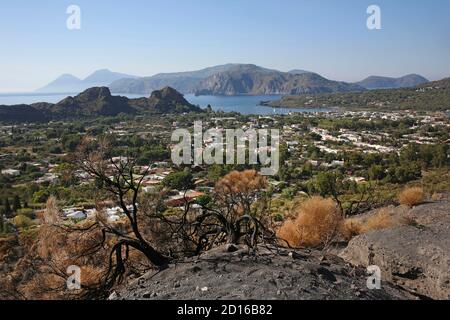 Italien, Sizilien, Äolische Inseln, Vulcano, Panoramablick auf die kleine Stadt Vulcano und die Insel Lipara aus den Faulenzern des Kraters von Vulcan Stockfoto