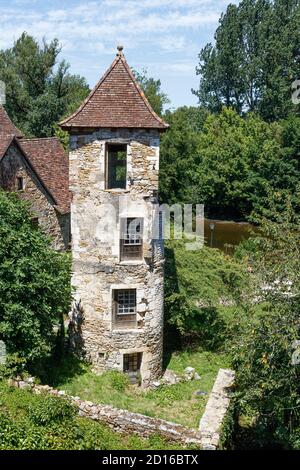 Frankreich, Lot, Carennac, beschriftet Les Plus Beaux Villages de France (die schönsten Dörfer Frankreichs), ein Turm Stockfoto