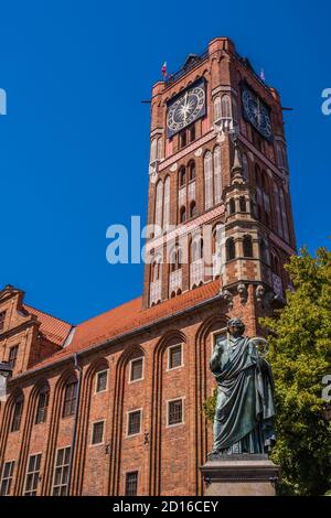 Eine vertikale Aufnahme der Nicolaus Copernicus Statue in Torun, Polen Stockfoto