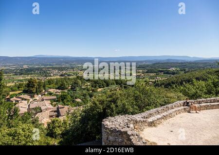 Frankreich, Vaucluse, regionaler Naturpark von Luberon, Oppède-Le-Vieux, Calavon Ebene von der Esplanade der Notre-Dame d'Alidon Kirche, im Hintergrund Stockfoto