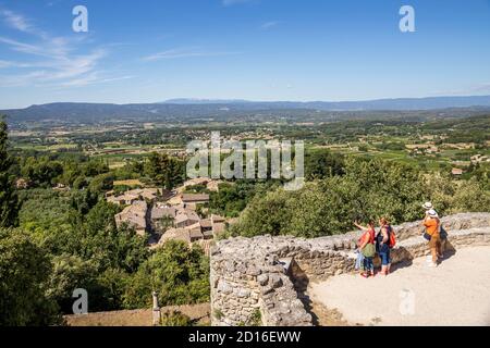 Frankreich, Vaucluse, regionaler Naturpark von Luberon, Oppède-Le-Vieux, Blick auf das Dorf und die Calavon Ebene von der Esplanade von Notre-Dame d' Stockfoto