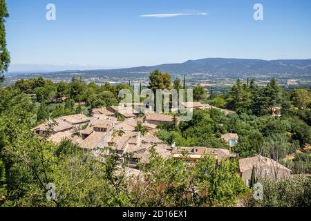 Frankreich, Vaucluse, regionaler Naturpark von Luberon, Oppède-Le-Vieux, Überblick über das Dorf von der Calade bis zur Stiftskirche von Notr Stockfoto