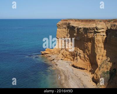 Schöne Aussicht auf das Schwarze Meer und steile Sandstrände, in der Nähe des Dorfes Kacha. Krim Stockfoto