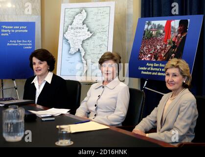 US-First Lady Laura Bush (C) mit Sens. Dianne Feinstein (D-CA) (L) und Kay Bailey Hutchison (R-TX) nehmen am 23. Mai 2007 an einer Sitzung des Senats-Frauenaukus auf Burma auf dem Capitol Hill in Washington Teil. REUTERS/Yuri Gripas (USA)