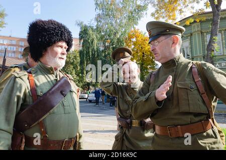 Historisches Festival, das den Ereignissen des russischen Bürgerkrieges gewidmet ist. Eine Gruppe von Teilnehmern in der Uniform der Weißen Armee. Samara, Russland 3. Oktober Stockfoto