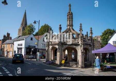 Malmesbury, Wiltshire, England, Großbritannien. 2020. Das Marktkreuz und die St. Pauls Kirche im Stadtzentrum von Malmesbury. Stockfoto