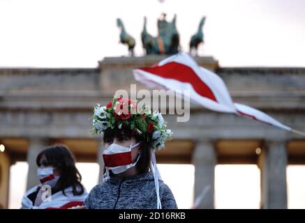 Berlin, Deutschland. Oktober 2020. Unterstützer warten vor dem Brandenburger Tor auf den weißrussischen Oppositionsführer Tichanowskaja. Tichanowskaja wird am 06.10.2020 auch mit der deutschen Bundeskanzlerin zusammentreffen. Quelle: Kay Nietfeld/dpa/Alamy Live News Stockfoto