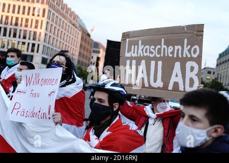 Berlin, Deutschland. Oktober 2020. Unterstützer warten vor dem Brandenburger Tor auf den weißrussischen Oppositionsführer Tichanowskaja. Tichanowskaja wird am 06.10.2020 auch mit der deutschen Bundeskanzlerin zusammentreffen. Quelle: Kay Nietfeld/dpa/Alamy Live News Stockfoto