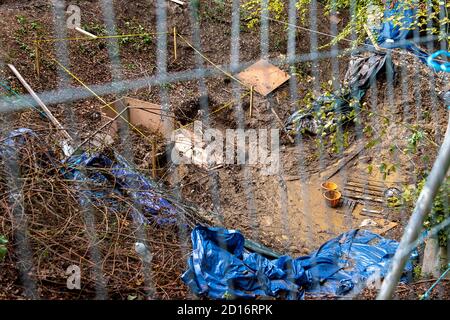 Aylesbury Vale, Großbritannien. Oktober 2020. HS2 Hochsicherheitszäune nun ausgegraben Protestertunnel. Baumschützer und Umweltaktivisten sind seit Anfang dieses Jahres in den alten Wäldern von Jones Hill Wood ansässig und schützen die Bäume vor dem Fällen durch HS2. Der Wald soll den Kinderautor Roald Dahl dazu inspiriert haben, den fantastischen Fuchs zu schreiben. HS2 nahm am Donnerstag der vergangenen Woche einen Teil des alten Waldes in Besitz und ist dabei, Baumschützer aus ihren Häusern hoch in den Bäumen zu vertreiben. Quelle: Maureen McLean/Alamy Live News Stockfoto