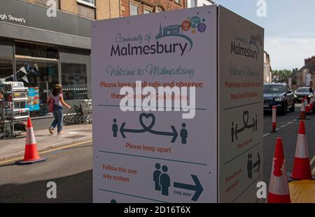 Malmesbury, Wiltshire, England, Großbritannien. 2020. Eine öffentliche Bekanntmachung über den Ausbruch von Covid und die soziale Distanzierung im Stadtzentrum von Malmesbury. Stockfoto