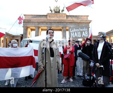 Berlin, Deutschland. Oktober 2020. Die weißrussische Oppositionsführerin Swetlana Tichanowskaja (M) wird am Brandenburger Tor von Unterstützern begrüßt. Tichanowskaja wird am 6. Oktober 2020 auch mit der deutschen Bundeskanzlerin zusammentreffen. Quelle: Kay Nietfeld/dpa/Alamy Live News Stockfoto