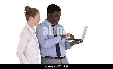 afroamerikanischer Wirtschaftsberater, der etwas auf Laptop-Bildschirm zeigt Stockfoto