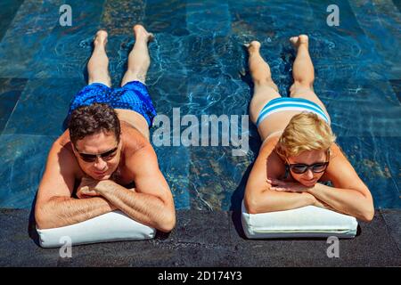 Erfolgreiche Ruhestand Erholung, Sommer Urlaub Konzept. Pensionierte älteres paar schönen sonnigen Tag im Schwimmbad im Beachclub genießen. Stockfoto