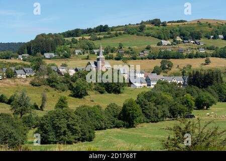 Dorf Chastreix in der Auvergne Volcanoes Natural Regional Park, Puy de Dome Department, Auvergne Rhone Alpes, Frankreich Stockfoto