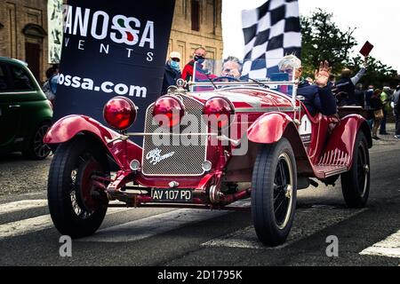 SCANDIANO, ITALIEN - 4. OKTOBER 2020: Alfa Romeo 6C 1750 SS Zagato (1929) ein alter Rennwagen in Rallye-Regelmäßigkeit Gran Prix Terre di Canossa, ein berühmter ital Stockfoto