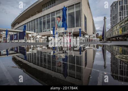 Die Royal Festival Hall steht leer, reflektiert in einer Regenwasserpfütze, während sie wegen der Einschränkungen der Coronavirus-Pandemie weiterhin geschlossen bleibt, London, Großbritannien Stockfoto