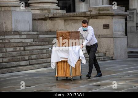 Das Freiluftrestaurant Fortnum & Mason befindet sich außerhalb der Royal Exchange, da die Coronavirus-Pandemie die Stadtarbeiter in London weiterhin fernhält. Stockfoto