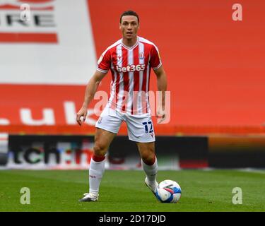 James Chester (12) von Stoke City mit dem Ball Stockfoto