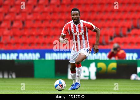 John Obi Mikel (13) von Stoke City mit dem Ball Stockfoto